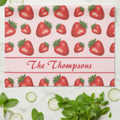 ピンク色の赤いちご果柄と文字 キッチンタオル (折り畳み)