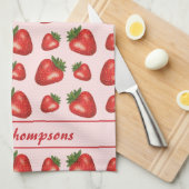ピンク色の赤いちご果柄と文字 キッチンタオル (四つ折り)
