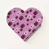 ピンク色の赤いハートを付けたポープリント ノートブック (裏面)