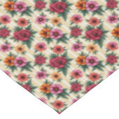 ピンク色の赤と金ゴールドの花を彩るタンストライプ テーブルクロス (アングル)