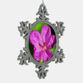 ピンク色の野草が咲く緑の草 スノーフレークピューターオーナメント (左)