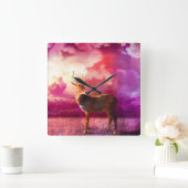 ピンク色の雲の中の鹿 スクエア壁時計 (ホーム)