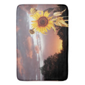 ピンク色の雲を持つ、ひまわりの花と夏の夕日 バスマット (正面縦)