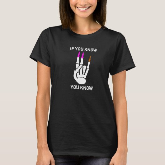 ピンク色の靴が二本は臭いもし。 Tシャツ (正面)