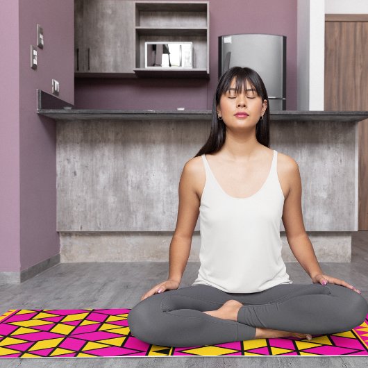 ピンク色の黄色い三角形 ヨガマット