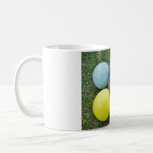 ピンク色の黄色い卵を持つバニー コーヒーマグカップ (左)