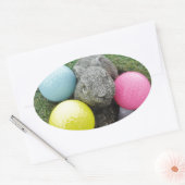 ピンク色の黄色い卵を持つバニー 楕円形シール (封筒)