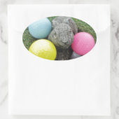 ピンク色の黄色い卵を持つバニー 楕円形シール (バッグ)