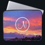 ピンク色の黄色い夕日の写真カスタムモノグラはっきりしたム ラップトップスリーブ<br><div class="desc">青、ピンク、オレンジ、黄色の劇的に点灯した夕日で構成されるこの写真ネオプレンラップトップスリーブを使用する素晴らしと、あなたの選択のモノグラムの手紙を入力し、"自分の魔法を作る"と黄色。この来ラップトップスリーブは15インチ、13インチ、10インチの3つのサイズ。特別な素晴らし人に贈り物を！あなたは簡単に任意のイニシャルと一緒にこのネオプレンラップトップスリーブをパーソナライズすることができ、私はまた、任意の製品にカスタマイズを提供する。質問や要望があれば私に連絡して下さい。</div>