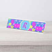 ピンク色の黄色い花模様の背景に名前を追加 デスクネームプレート (正面)