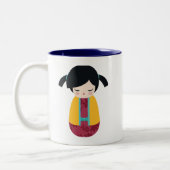 ピンク色の黄色こけし人形かわいい日本の芸者ガール ツートーンマグカップ (左)