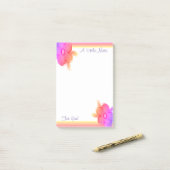 ピンク色の黄色と紫 ポストイット (デスク上)