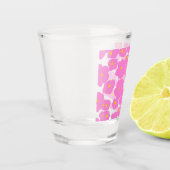 ピンク色の黄色デイジーの花モダンのエレガント模様 ショットグラス (左)