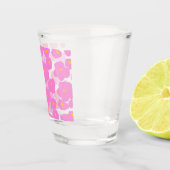 ピンク色の黄色デイジーの花モダンのエレガント模様 ショットグラス (右)