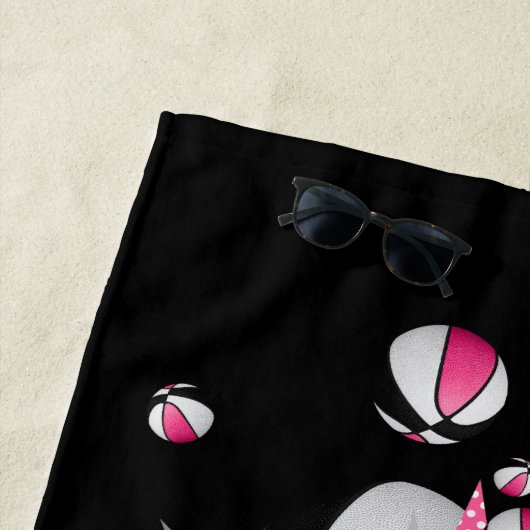 ピンク色の黒いバスケットボールが名前を星にモノグラムのする ビーチタオル (インサイチュ)