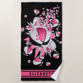 ピンク色の黒いバスケットボールが名前を星にモノグラムのする ビーチタオル (正面)