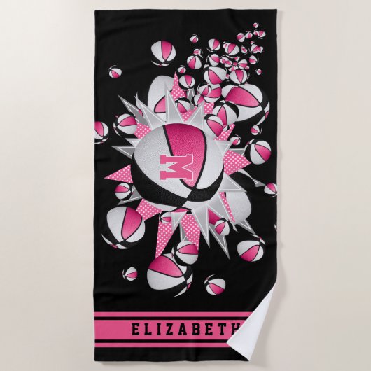 ピンク色の黒いバスケットボールが名前を星にモノグラムのする ビーチタオル (正面)