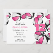 ピンク色の黒いバスケットボールの女の子の誕生日パーティー 招待状 (正面)