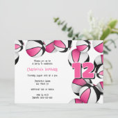 ピンク色の黒いバスケットボールの女の子の誕生日パーティー 招待状 (スタンド正面)