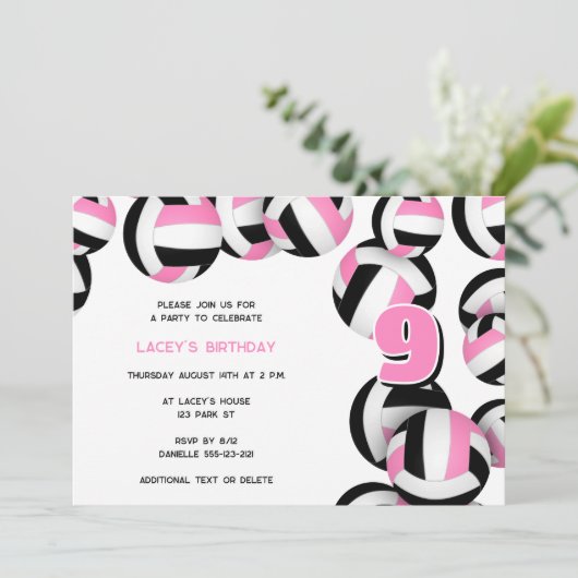 ピンク色の黒いバレーボールガールズスポーツ誕生日パーティー 招待状 (スタンド正面)