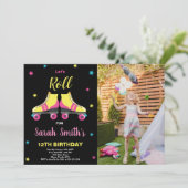 ピンク色の黒いローラーの誕生日招待状と写真 招待状 (スタンド正面)