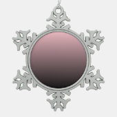 ピンク色の黒グラデーション背景 スノーフレークピューターオーナメント (正面)