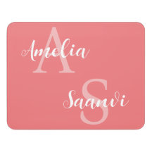 ピンク色の2つの名前を持つ寮の部屋のドアサイン