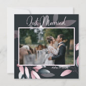 ピンク色エレガントのネイビー色のフローラ結婚ズ 案内状 (正面)