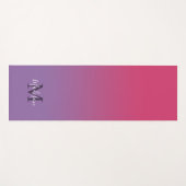 ピンク色ミニマル紫グラデーションモノグラムスクリプト名 ヨガマット (正面(横))