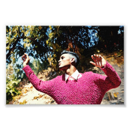 ピンク芸術的のセーターを着た男の鮮やかポートレート フォトプリント           