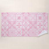 ピンク華美色のタイル ビーチタオル (正面)