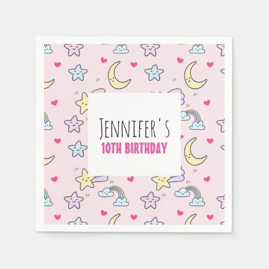 ピンク誕生日の月、星、雲のパターン スタンダードカクテルナプキン (正面)