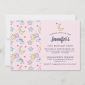 ピンク誕生日の月、星、雲のパターン 招待状 (正面)