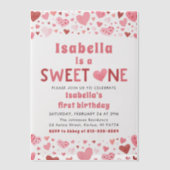 ピンク赤いハートズスイートワンバレンタインファースト誕生日 ベラム紙招待状 (正面)