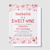 ピンク赤いハートズスイートワンバレンタインファースト誕生日 ベラム紙招待状 (オフセット)