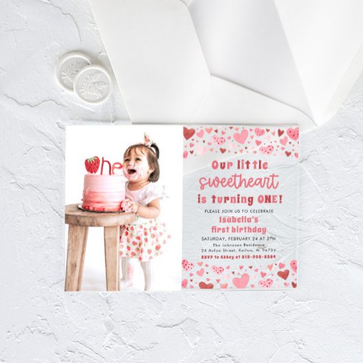 ピンク赤いハートリトルスウィートファースト誕生日 アクリル招待状
