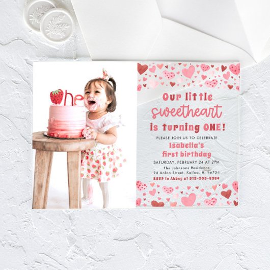 ピンク赤いハートリトルスウィートファースト誕生日 アクリル招待状