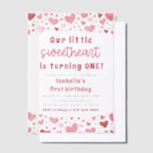 ピンク赤いハートリトルスウィートファースト誕生日 ベラム紙招待状 (オフセット)
