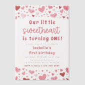 ピンク赤いハートリトルスウィートファースト誕生日 ベラム紙招待状 (正面)