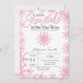 ピンク赤ちゃんのシャワーの途中に小さな雪片が出ている 招待状 (正面)