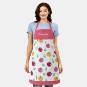 ピンク赤と黄色のトマトパターンキッチンエプロン エプロン (着用した状態)