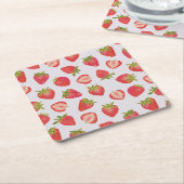 ピンク赤の夏のイチゴ模様 スクエアペーパーコースター (アングル)