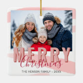 ピンク赤メリークリスマススクリプト家族の写真 セラミックオーナメント (裏面)