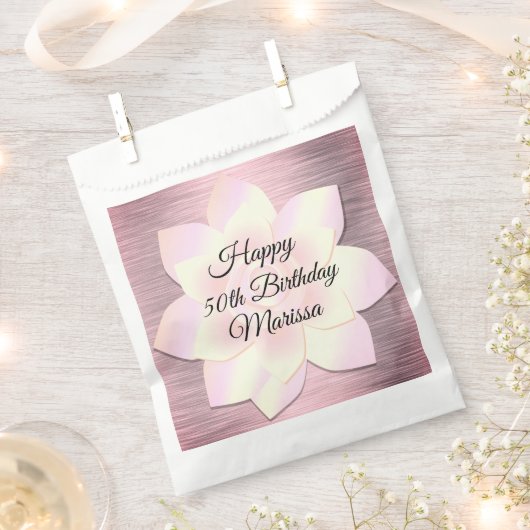 ピンク赤面エレガントロータスフラワー誕生日ビーフバ フェイバーバッグ (クリップ留めされた状態)