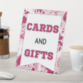 ピンク迷彩柄ベビーシャワーカード&ギフトペデスタルサイン 台座サイン (インサイチュ)