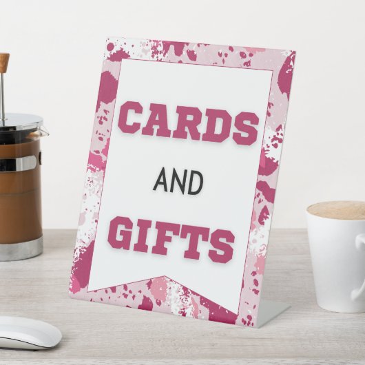 ピンク迷彩柄ベビーシャワーカード&ギフトペデスタルサイン 台座サイン (インサイチュ)