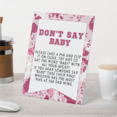 ピンク迷彩柄ベビーシャワーゲームペデスタルサイン 台座サイン (インサイチュ)