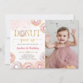 ピンク金ゴールドドーナツ成長誕生日写真招待状 招待状 (正面)