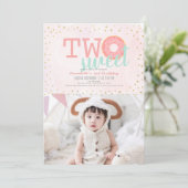 ピンク金ゴールドドーナツ2つの甘いフォトガール2nd誕生日 招待状 (スタンド正面)