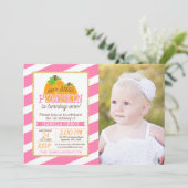 ピンク金ゴールドリトルカボチャガールファースト誕生日写真 招待状 (スタンド正面)